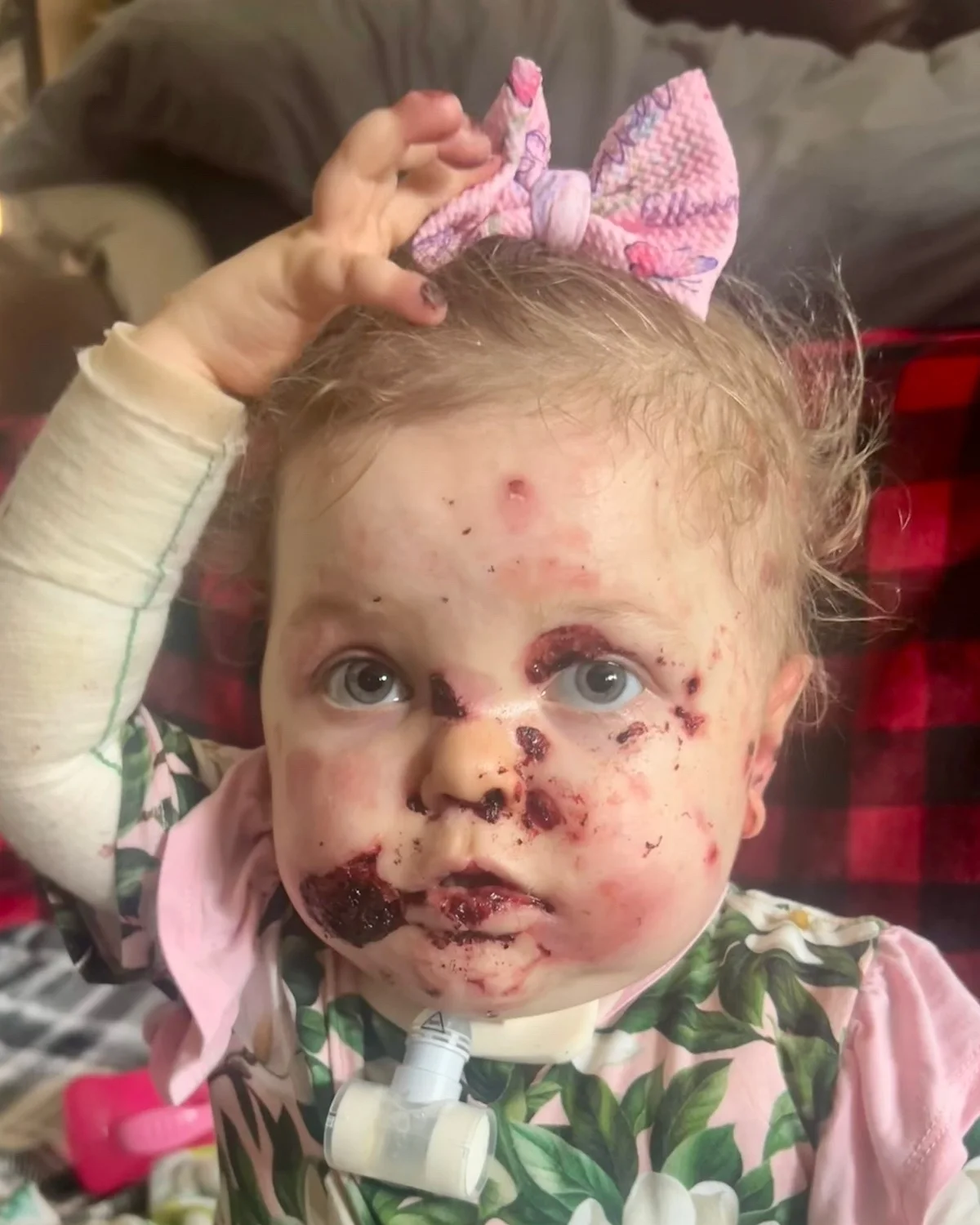 Sofia em casa com laço no cabelo